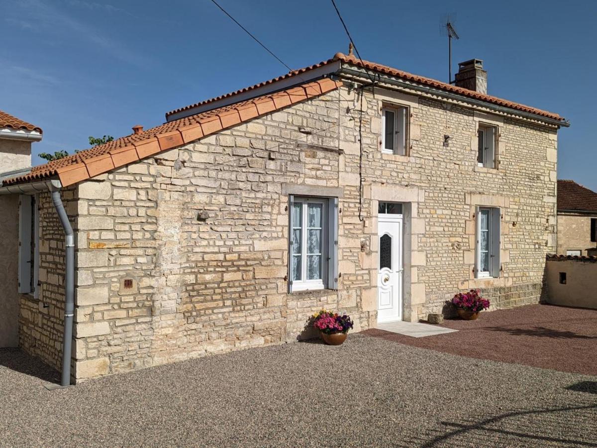 Maison Lumineuse Avec Cour Privative, Proche Sites Culturels, Tout Confort, Equipe Bebe, Wifi Inclus - Fr-1-653-98 Puyreaux 外观 照片
